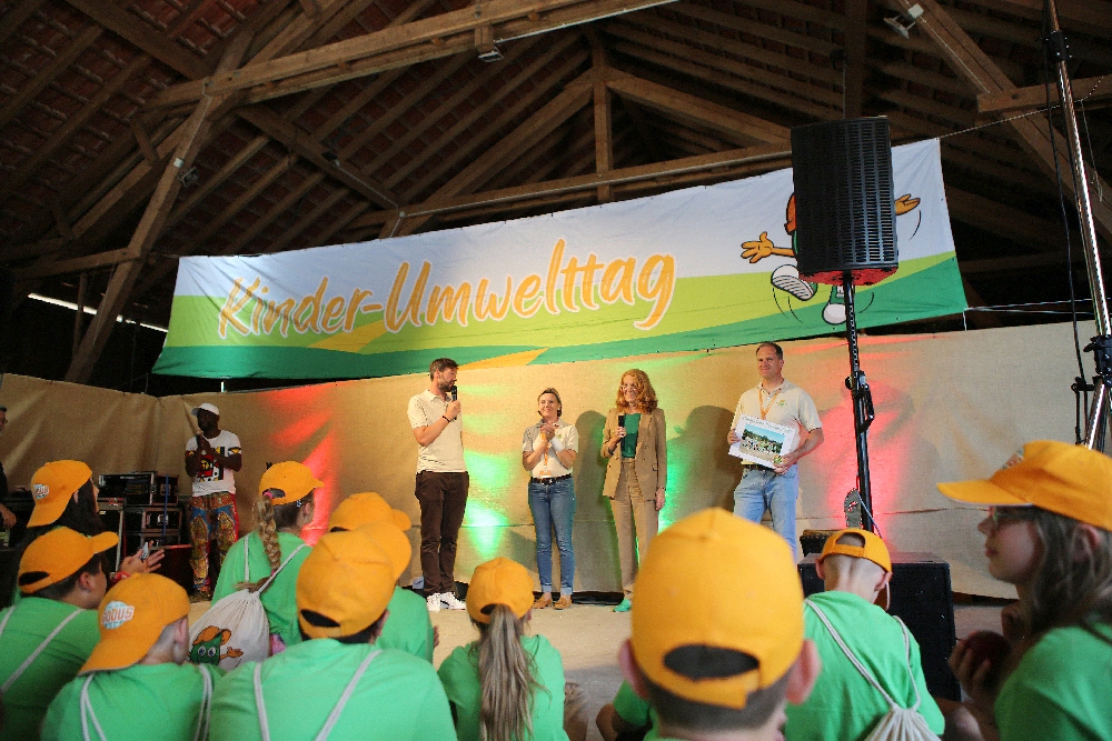 Zum Abschluss konnte sich Umweltministerin Petra Berg selbst ein Bild vom Globus-Kindertag machen; von rechts: Oliver Kirch Geschäftsführer Globus-Saarlouis, Petra Berg Umweltministerin, Schirmherrin Graciela Bruch.