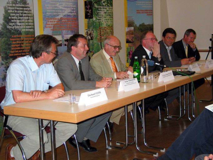 2004 - Unterzeichnung des Kooperationsabkommens, links: Geschäftsführer der Naturlandstiftung Saar Eberhard Veith, daneben damaliger Umweltminister Stefan Mörsdorf