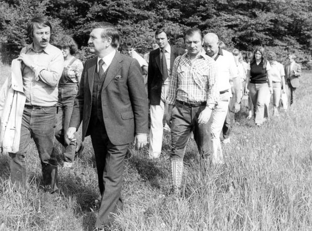 Die Klasse 10e der Kreisrealschule Merzig besucht am 21.Mai 1981 das Schutzgebiet in Dirmingen (vorne rechts Dr. Rainer Wicklmayr, damliger Vorsitzender der Stiftung, hinten rechts Karl-Heinz Unverricht, ehemals Kurator der Stiftung)
