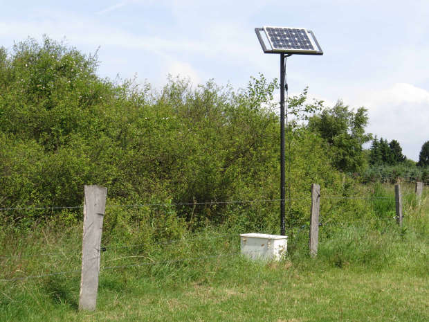 Eiweiler, Solarpanel zur Stromversorgung des Elektro-Weidegeräts