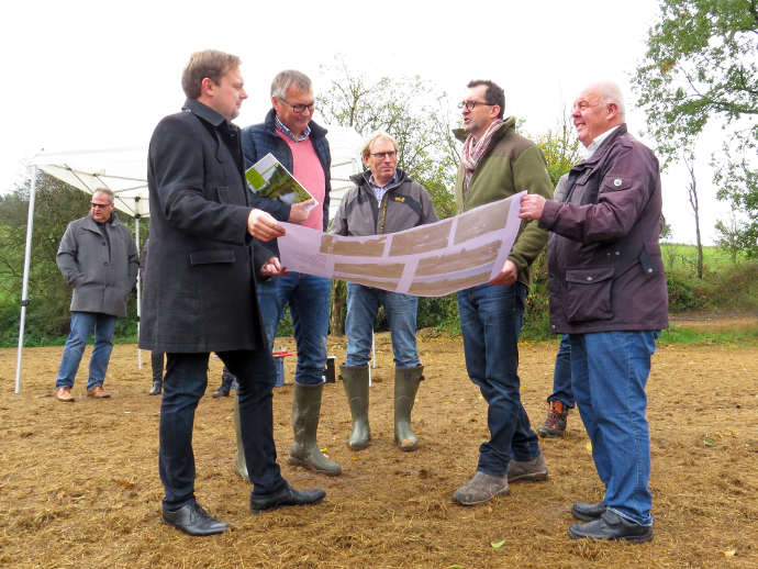 v.l.: Marpingens Bürgermeister Volker Weber, Geschäftsführer Eberhard Veith, Kurator Ludger Wolf, Umweltminister Reinhold Jost, Ortsvorsteher Alsweiler Theo Neis