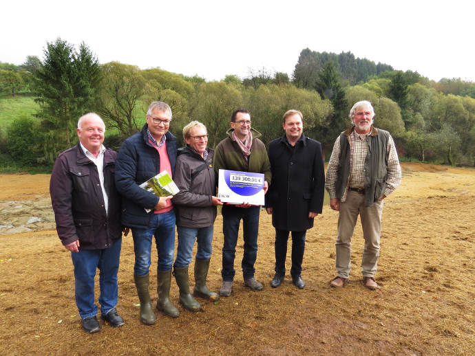 v.l. Ortsvorsteher Alsweiler Theo Neis, Eberhard Veith, Kurator Ludger Wolf, Minister Reinhold Jost, Marpingens Bürgermeister Volker Weber, Stiftungsratmitglied und Direktor Neunkircher Zoo Dr. Norbert Fritsch