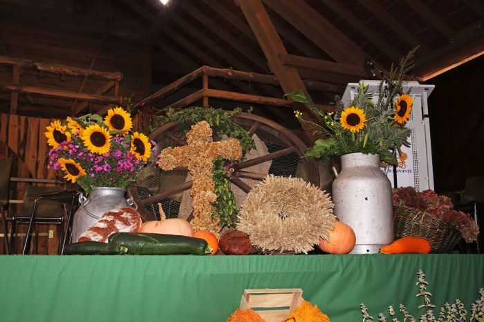 Viel gelobt wurde der Obst- und Gartenbauverein Theley, der die ganze Scheune liebevoll dekorierte und selbstgebrannten Schnaps anbot.