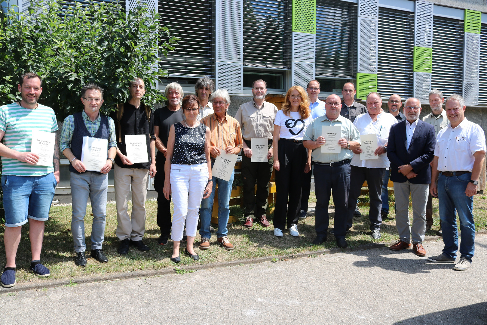 Umweltministerin Petra Berg (Mitte), Kurator der Naturlandstiftung Saar Roland Krämer (3.v.r.) und die zuständigen Abteilungs- und Referatsleiter des Ministeriums bei der Ernennung mit den ehrenamtlichen Naturwarten, Foto: Sabine Schorr, MUKMAV.