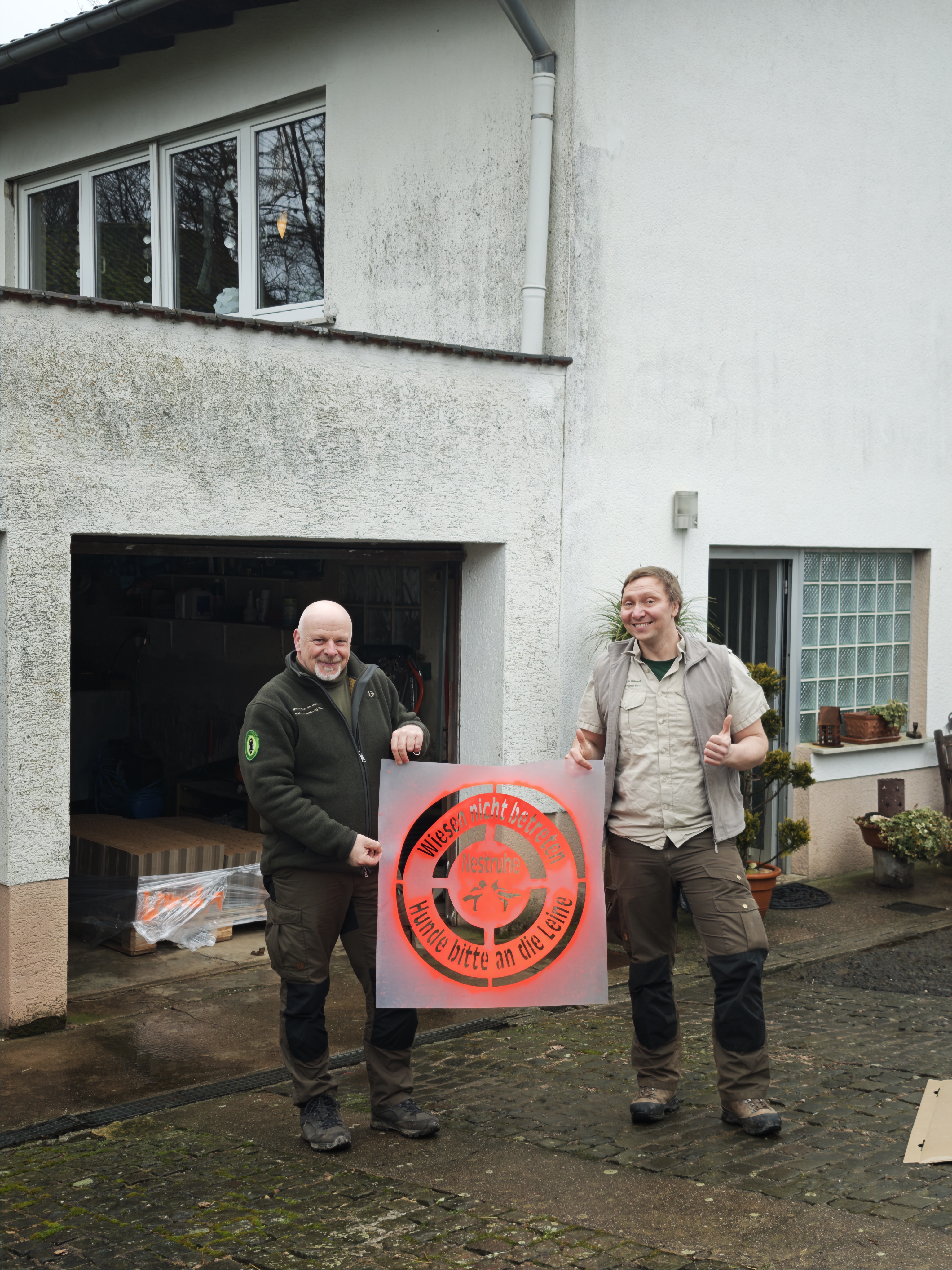 Ranger Karl Hermann und Patric Heintz mit der Schablone